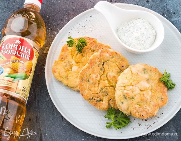 Подавайте вкусные куриные оладьи с соусом. Приятного аппетита!