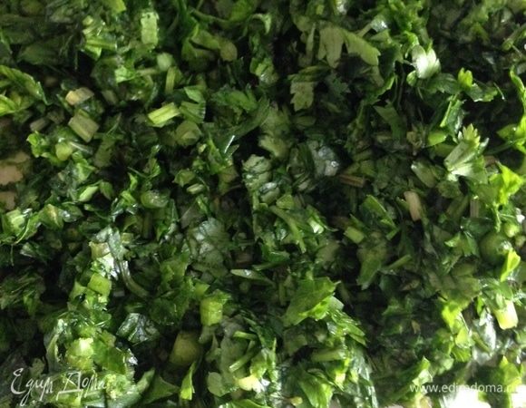 Зелень мелко нашинковать. Перец чили также мелко нарезать. Добавить пропущенный через пресс чеснок, измельченные орехи, винный уксус, соль, мед, растительное масло. Все тщательно перемешать.