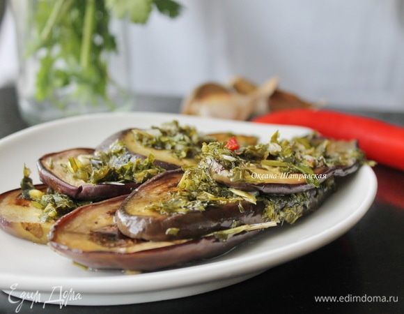 Выложить баклажаны слоями в широкую емкость, каждый слой полить соусом, накрыть крышкой или пленкой и поставить в холодильник на 3 часа (время можно увеличить, будет еще вкуснее). Готовые баклажаны подавать к столу.