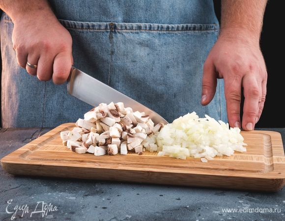 Очистите и измельчите лук. Шампиньоны очистите и нарежьте кубиками.