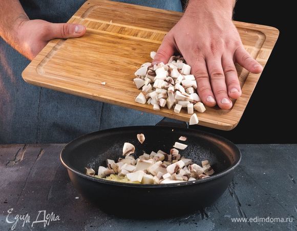 Обжарьте на масле лук с грибами, тушите 5 минут.