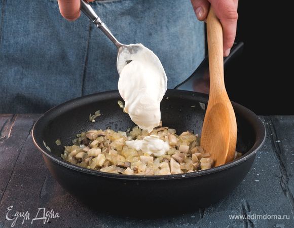 Добавьте сметану, перемешайте и тушите еще 3 минуты.