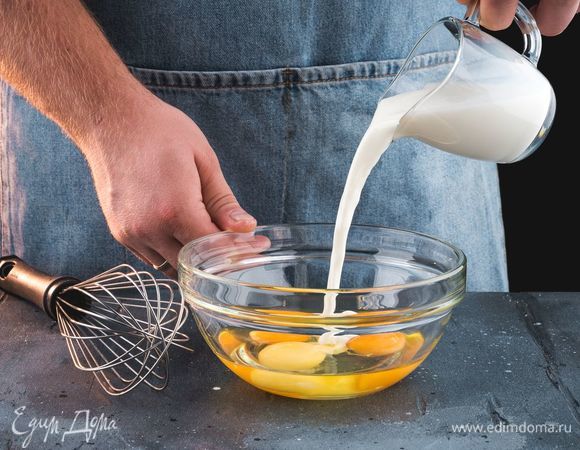 Молоко взбейте с яйцами с помощью венчика. Отварите рис до готовности.