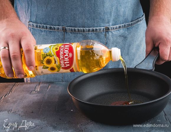 На сковороде разогрейте нерафинированное подсолнечное масло ТМ «Корона изобилия» и обжарьте морковь и лук до золотистого цвета.