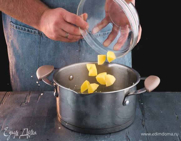 Очищенный картофель добавьте в бульон и варите 20 минут.