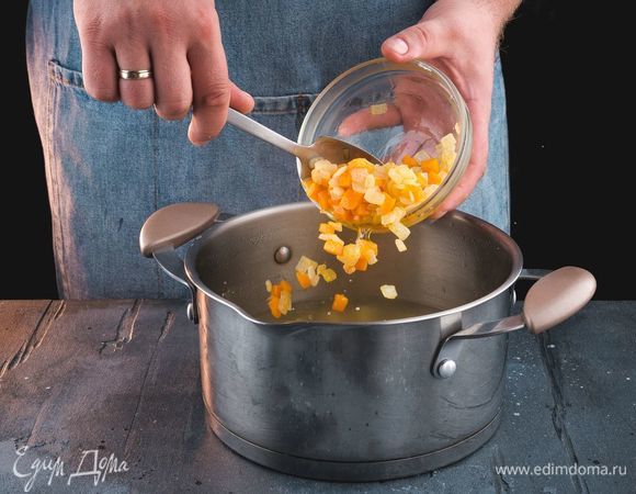 Добавьте овощи в бульон.<br />
 