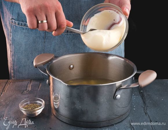 Когда суп будет почти готов, добавьте плавленый сыр, хорошо размешайте. Добавьте специи и прованские травы.