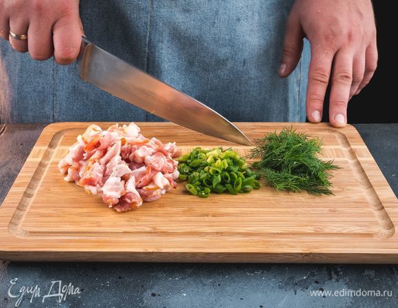 Измельчите укроп, лук и бекон.
