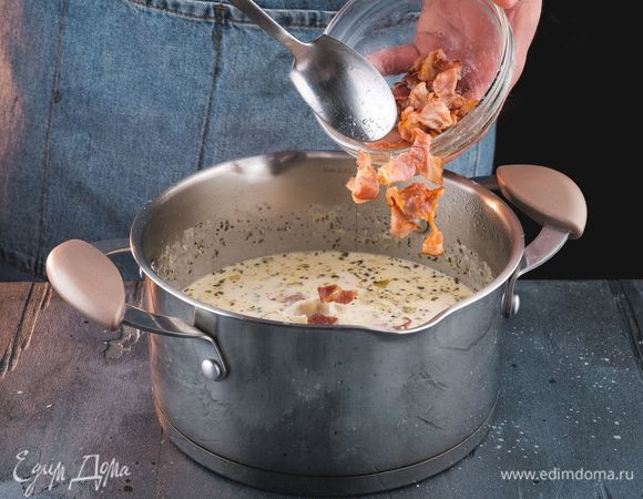 Добавьте бекон в суп, прогрейте еще 2 минуты и снимите с огня.<br />
 