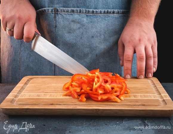 Болгарский перец очистите от плодоножки и семян, нарежьте соломкой.