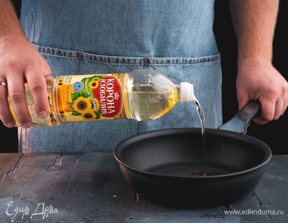 В сковороде разогрейте рафинированное подсолнечное масло ТМ «Корона изобилия».
