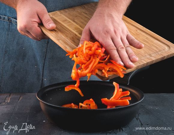 Обжарьте нарезанный перец на сковороде.