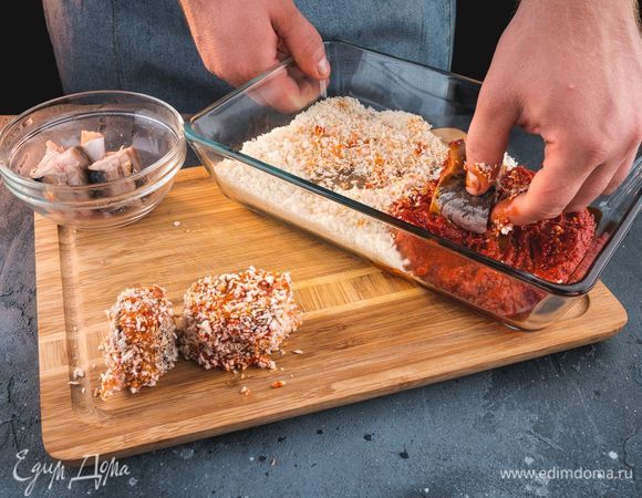 Скумбрию выпотрошите, промойте, посолите и поперчите внутри и снаружи. Нарежьте на порционные кусочки. Обмакните кусочки скумбрии в томатной массе и обваляйте в молотых сухарях.<br />
 