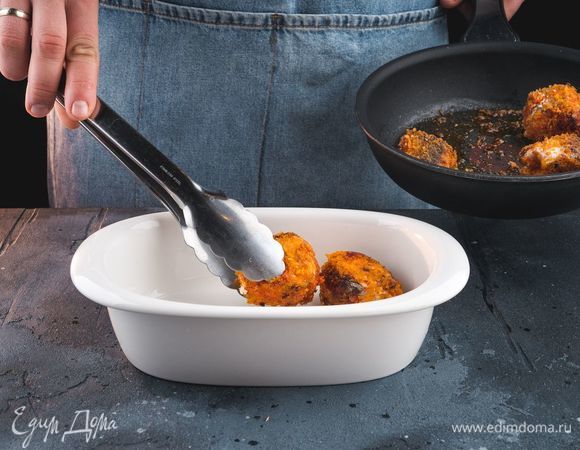 Обжарьте несколько минут скумбрию на подсолнечном масле ТМ «Корона изобилия». После чего запекайте скумбрию при 180°С в течение 12 минут.