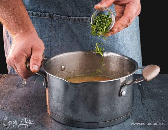 Снимите кастрюлю с огня, добавьте измельченный свежий базилик.<br />
 