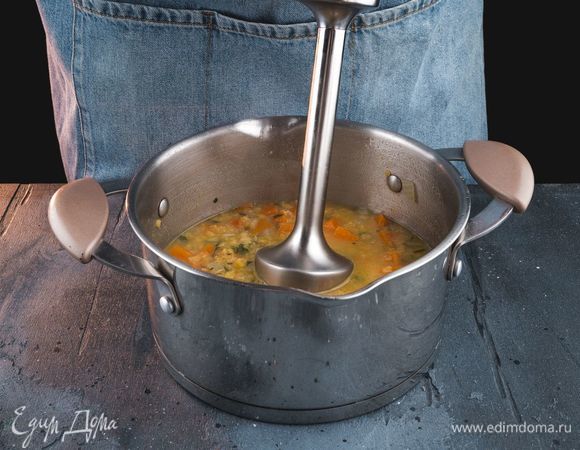 Измельчите суп до состояния пюре с помощью блендера.