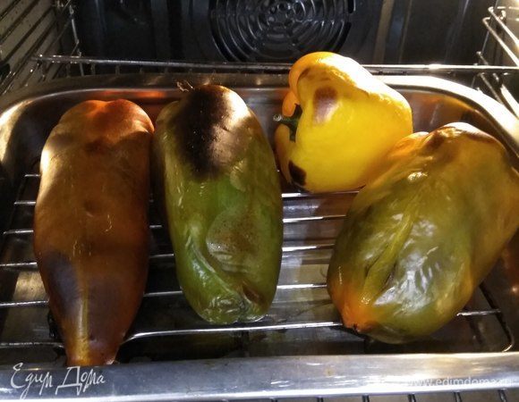 У меня составляющие салата были приготовлены накануне, так что осталось только собрать и заправить, потратив на все минут 10 максимум. Так что очень люблю держать подобного рода заготовки в холодильнике. Как готовить сыр, я рассказывала, сейчас подробно остановлюсь на перцах! Крупные болгарские перцы моем, обсушиваем и выкладываем на решетку на верхний уровень духовки, разогретой до 220°C на функцию «гриль». Когда перцы начнут пузыриться и приобретать черный оттенок кожицы, перевернем их аккуратно на другую строну и повторим процесс. В целом это все займет не больше получаса.