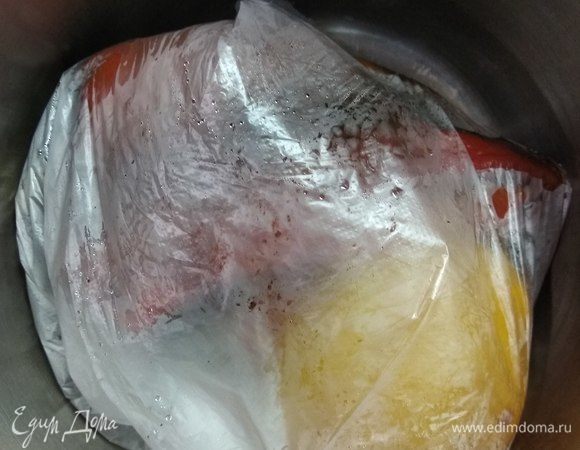 После сразу же из духовки складываем перцы в пакет и отправляем его в кастрюлю, которую накрываем крышкой. Оставляем минут на 20. Это все делаем для того, чтобы кожица в итоге очень легко отходила от плоти перца.