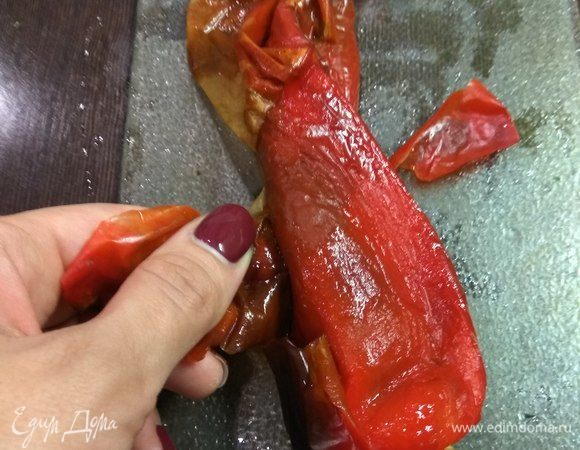 Отдохнувшие перцы очищаем от кожицы и режем полосками.