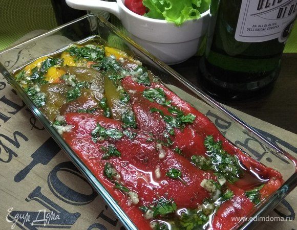 А теперь про заготовку… Если этой заправкой, либо просто оливковым маслом мы зальем наши остывшие и порезанные части на 4 перцы, то у нас получится отличнейшая база для многочисленных закусок и салатов! Таким же образом я делаю и острый перчик, заливаю его просто оливковым маслом. Храню в холодильнике.