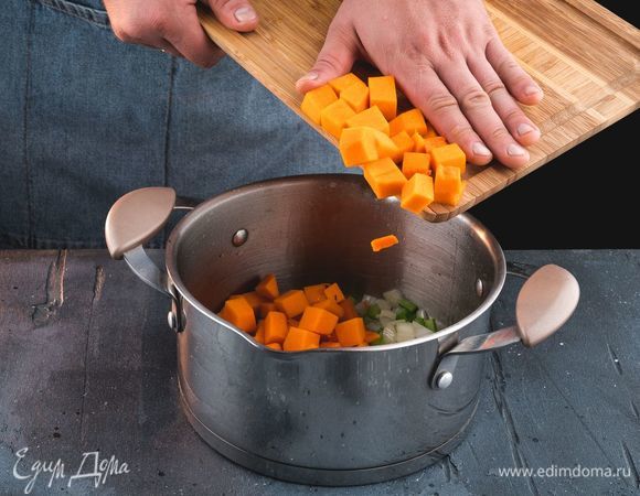 Постоянно помешивая, добавьте тыкву, лук и сельдерей, тушите в течение 5 минут.
