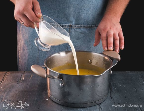 Верните суп на огонь, добавьте сливки и прогрейте немного.