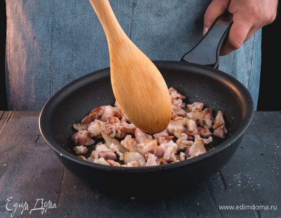 Бекон нарежьте и обжарьте на сковороде.