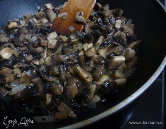 Шампиньоны нарезать кубиками и добавить к луку. Обжарить все вместе. Грибы сильно зажаривать не надо, пусть останутся немного сочными.