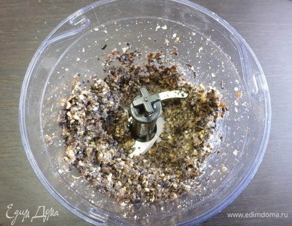 Добавить к орехам обжаренные грибы с луком, все специи, винный уксус и измельчить еще раз. Попробовать и добавить, чего не хватает. Если масса будет густая, то можно добавить немного кипяченой воды. Желательно дать настояться закуске в холодильнике несколько часов, будет только вкуснее.