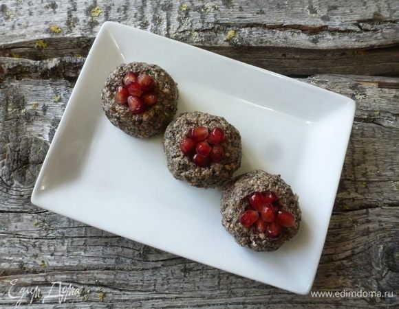 Скатать из орехово-грибной массы шарики размером с грецкий орех, сверху сделать ямку и в нее положить зерна граната.