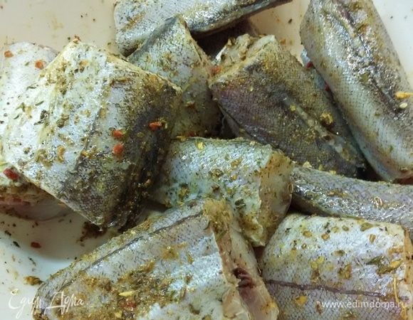 Рыбу почистить, выпотрошить, срезать плавники. Промыть и вытереть насухо салфетками. Посолить (можно добавить специи, которые вы любите), полить лимонным соком. Оставить мариноваться, пока готовятся овощи.