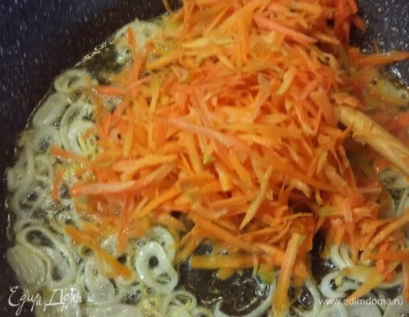 Лук нарезать полукольцами. Обжарить на растительном масле несколько минут. Морковь натереть на крупной терке и добавить к луку. Все обжаривать до золотистого цвета.