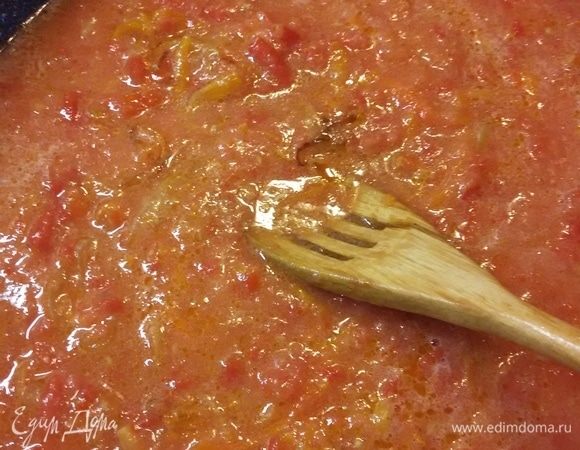 Помидоры промыть, удалить плодоножки и нарезать кусочками. Потом измельчить блендером в кашу. Помидорную смесь вылить к луку и моркови, добавить воды и довести до кипения. Посолить по вкусу. Снять с огня.