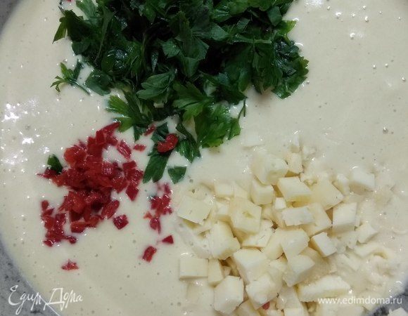 Соединяем обе смеси, добавляем сыр, перец и петрушку, быстро замешиваем тесто (усердствовать с этим тестом не нужно) и раскладываем по формочкам, заполняя их на 3/4.