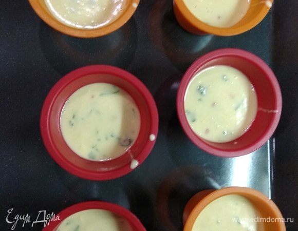 У меня силиконовые глубокие формы. Этого количества теста мне хватило на 6 штук, но в обычных формах для кексов выйдет не менее 8.