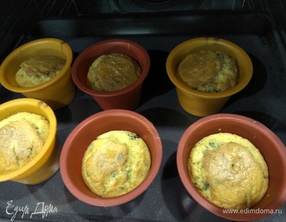 Ставим в духовку минут на 20. Немного остужаем, извлекаем из форм и зовем своих на пробу!