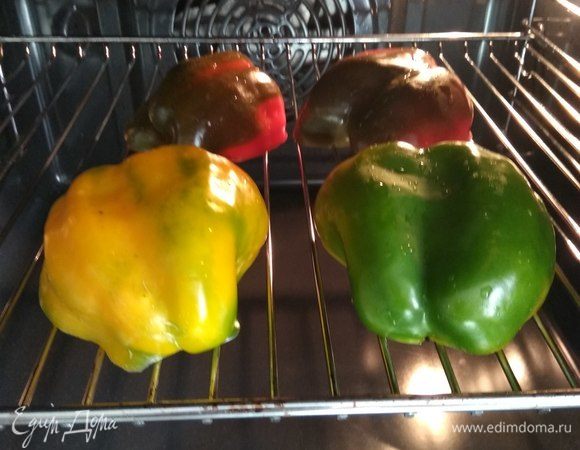 Духовку разогреваем до 200°C. 2 болгарских перца небольшого размера (либо один крупный) разрезаем пополам, очищаем и ставим на гриль на 10 минут, чтобы перец слегка запекся, но форму все еще сохранял.