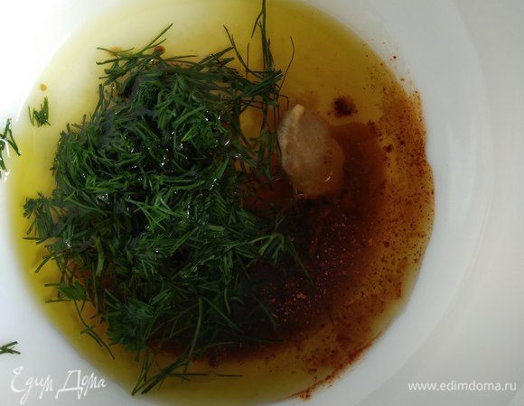 Для пикантной заправки измельчаем укроп, оставляя пару веточек для декора, и смешиваем его с остальными ингредиентами из списка.