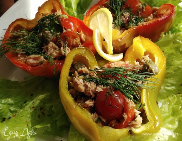 Помидорки разрезаем пополам, измельчаем лук (примерно 3 пера), добавляем каперсы и перемешиваем с 2/3 заправки. Выкладываем салат в перцы, поливаем оставшейся заправкой и подаем на листьях салата. Вкусно!