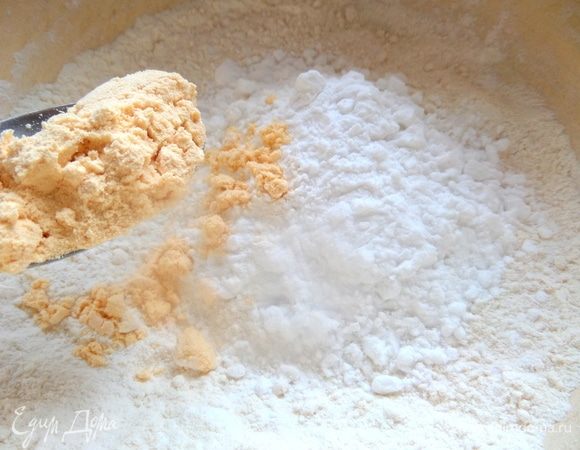 Смешать муку и крахмал (в оригинале рецепта используется кукурузная мука вместо крахмала для рассыпчатости). Еще для цвета добавила 1 ст. л. яичного порошка. Он тоже придает рассыпчатость.