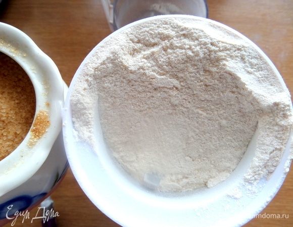 Сахарную пудру сделала в кофемолке из коричневого сахара.