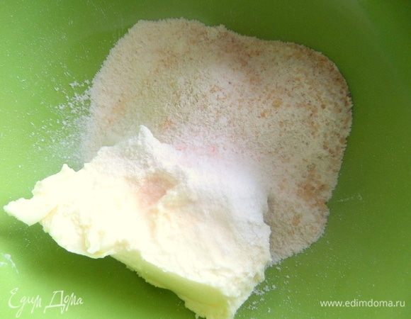 Смешать отдельно мягкое масло, пудру и соль. В оригинале рецепта используется 100 г масла.