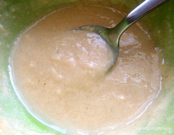 Влить масло в смесь и перетереть.