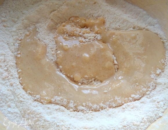 Жидкий состав влить в сухой.