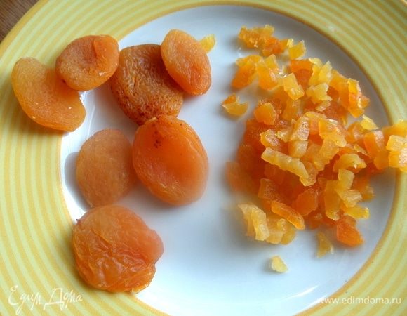 Курагу мелко нарезать.