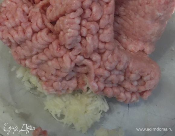 Чеснок выдавить или натереть. Смешать с фаршем.