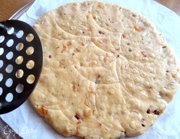 Придавить ладонью или толкушкой.