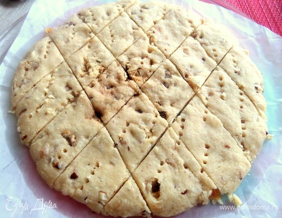 Выпекаем 2–4 минуты (в оригинале 2 минуты). Лучше проверить через пару минут. Горячее печенье останется мягким, при остывании подсохнет. Я держала 4 минуты при 750 W.