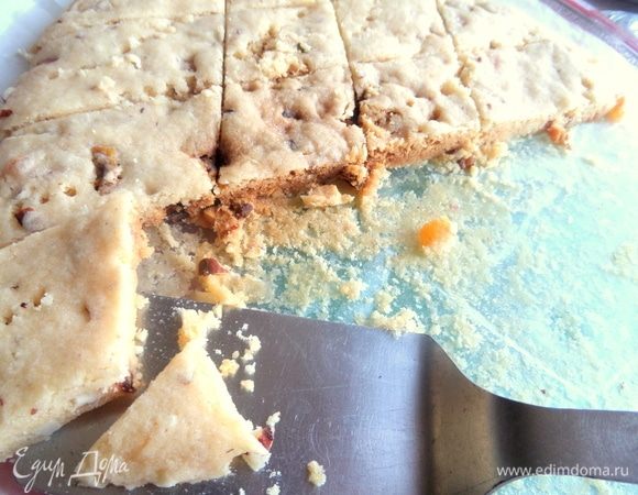 Разрезать на порции и перенести на тарелку.