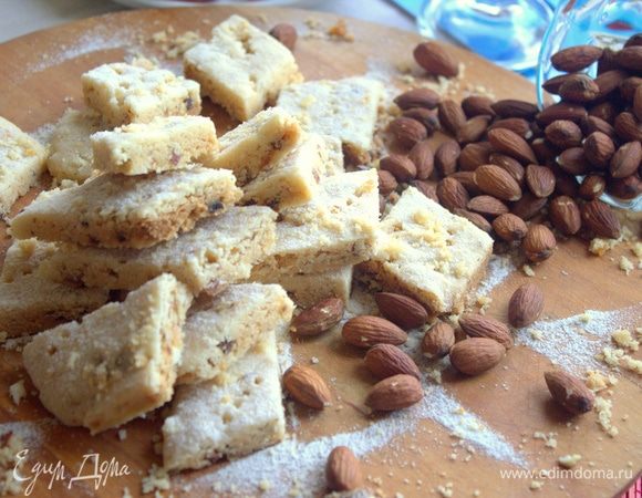 Такое моментальное печенье пригодится для создания других десертов, украшения тортов. Можно посыпать им мороженое.